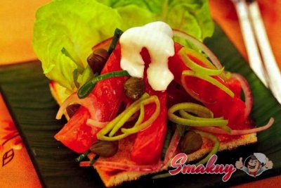 Салат с копченой форелью