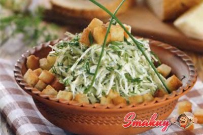 Зеленый салат с гренками