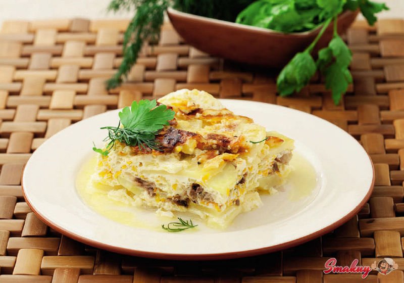 Жареный картофель с сельдью и луком