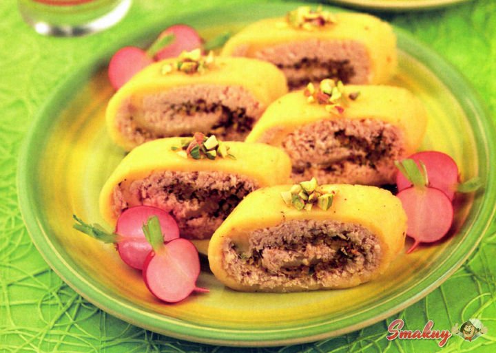 Сырный рулет с курицей и фисташками